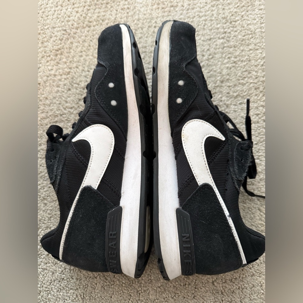 Nike Black and White Women’s Shoes Sneakers - Size 10